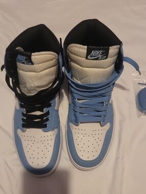 Nike High-Top Sneakers in White, Light Blue and Black